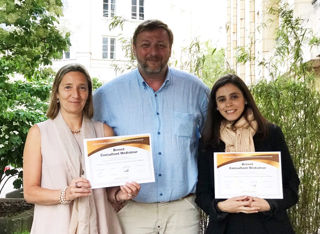 Christian Bos avec Isabelle Wachenheim et Dalia Fernandes, toutes les deux majors de promo.