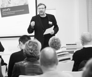 Christian Bos, directeur de l'IEDRS, pendant une conférence