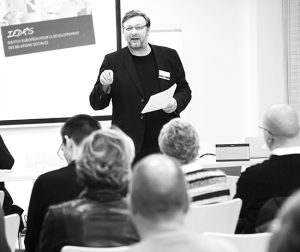 Christian BOS, directeur de l'IEDRS, pendant une conférence